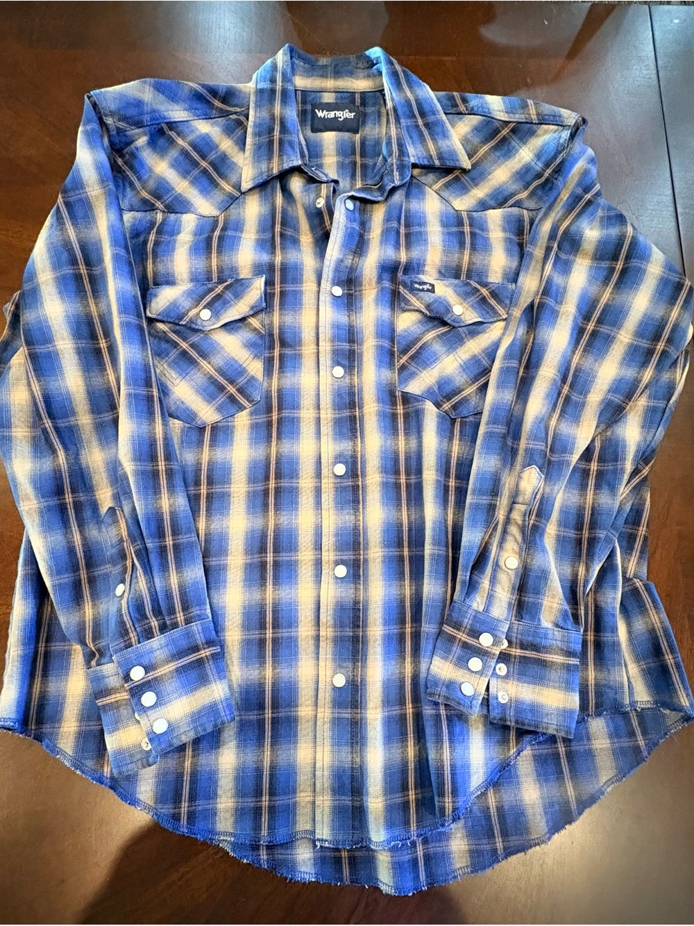 Wrangler Blue and White Plaid Long-Sleeve Button-Front Shirt